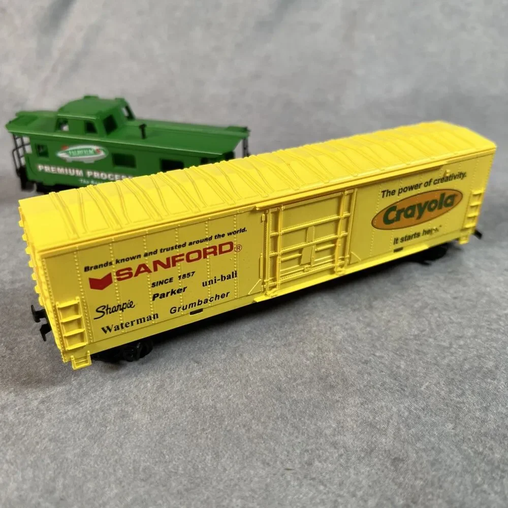 ihc ho scale freight car & Caboose Crayola, Fujifilm
